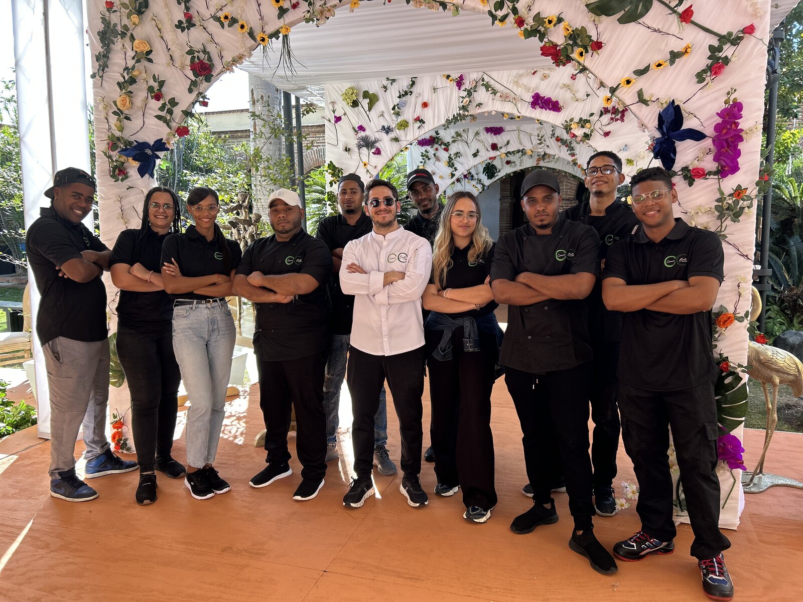 Equipo Cucinani sirviendo una experiencia gastronómica premium en vivo